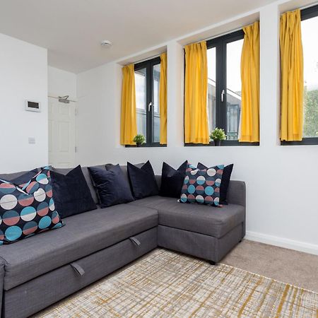 Flat 7- Spacious Studio Flat In The Heart Of Crawley Εξωτερικό φωτογραφία