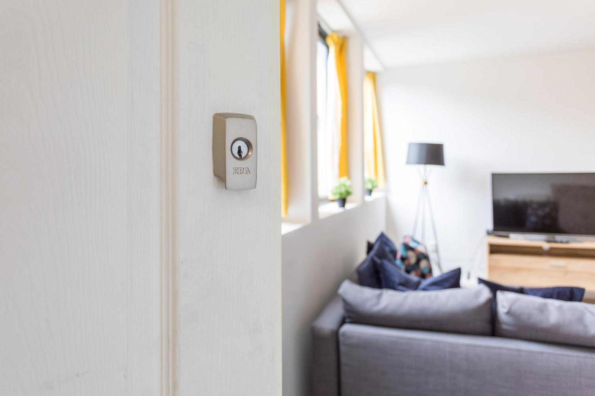 Flat 7- Spacious Studio Flat In The Heart Of Crawley Εξωτερικό φωτογραφία