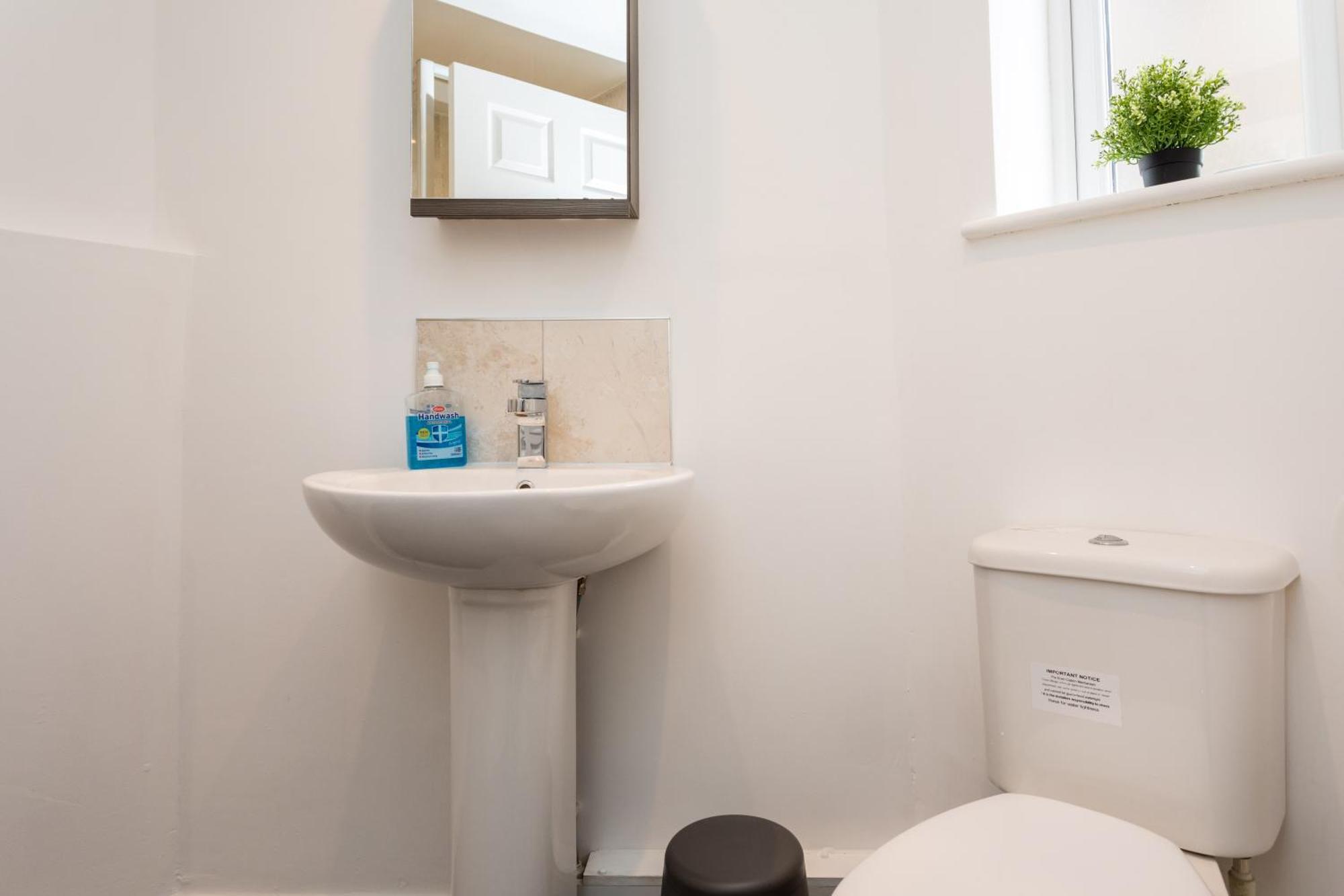 Flat 7- Spacious Studio Flat In The Heart Of Crawley Εξωτερικό φωτογραφία