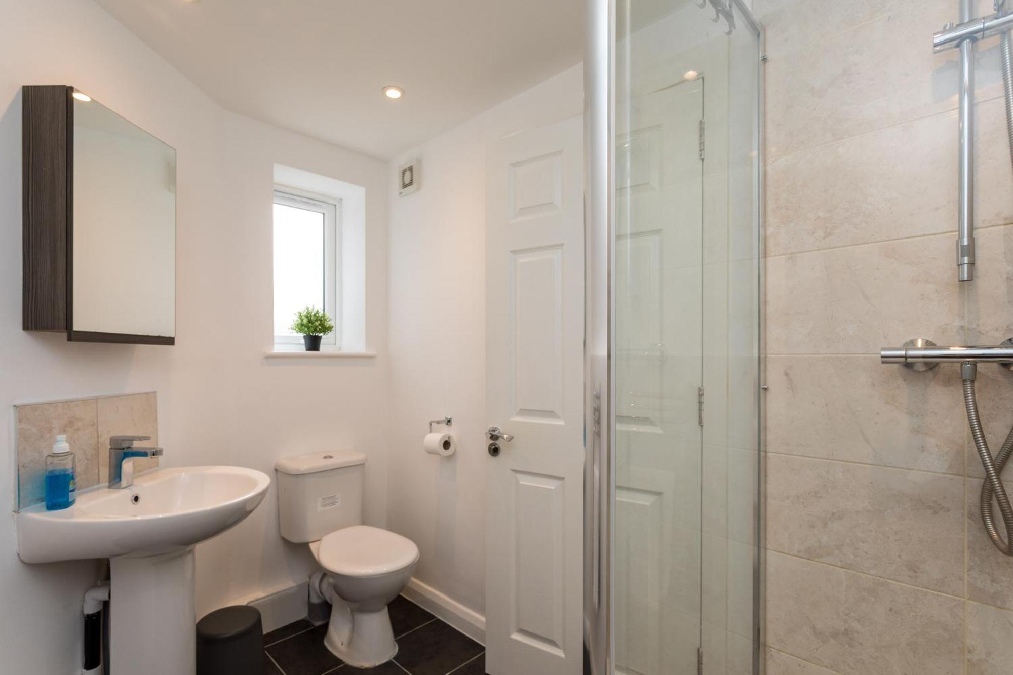 Flat 7- Spacious Studio Flat In The Heart Of Crawley Εξωτερικό φωτογραφία