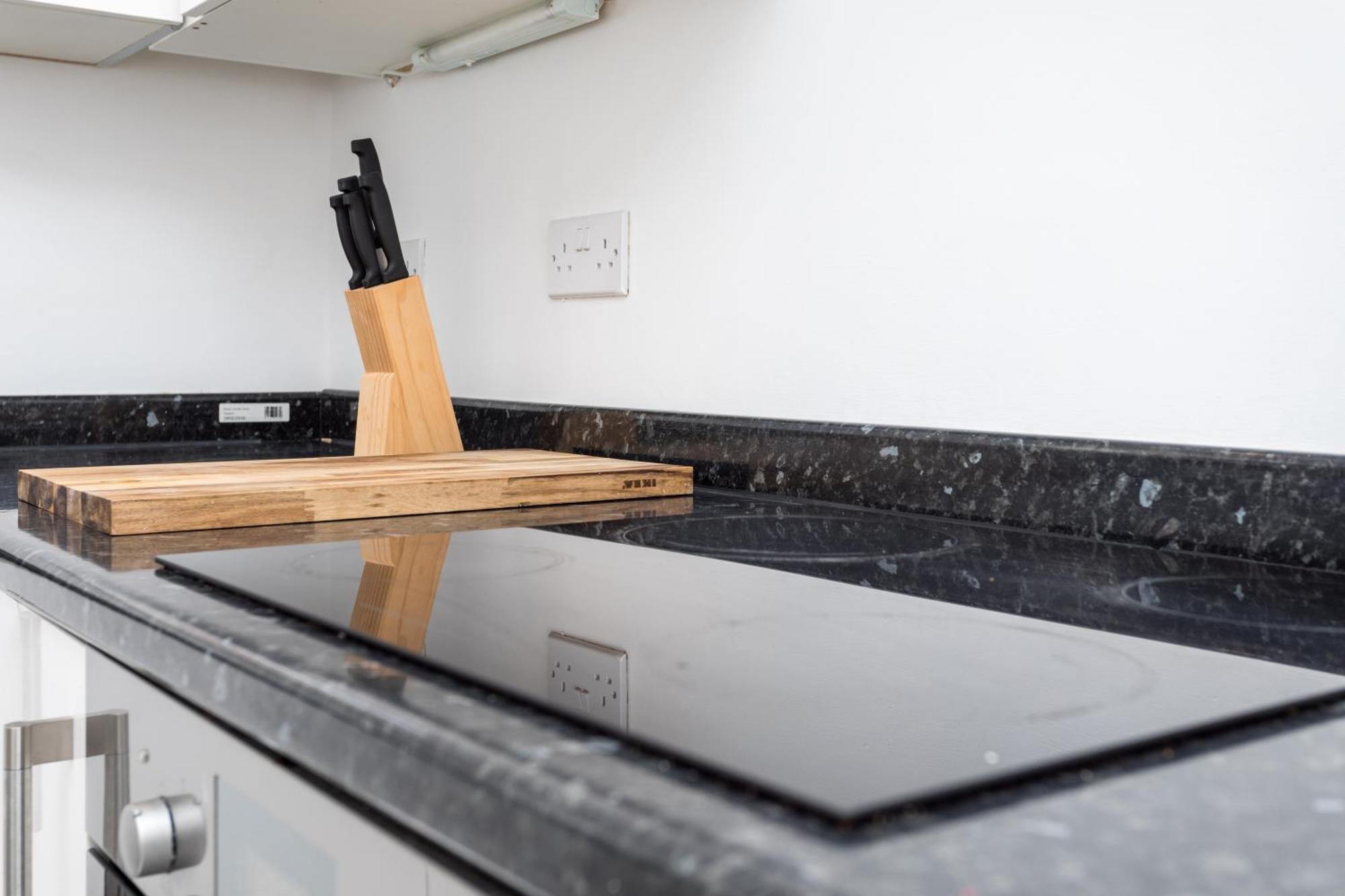Flat 7- Spacious Studio Flat In The Heart Of Crawley Εξωτερικό φωτογραφία