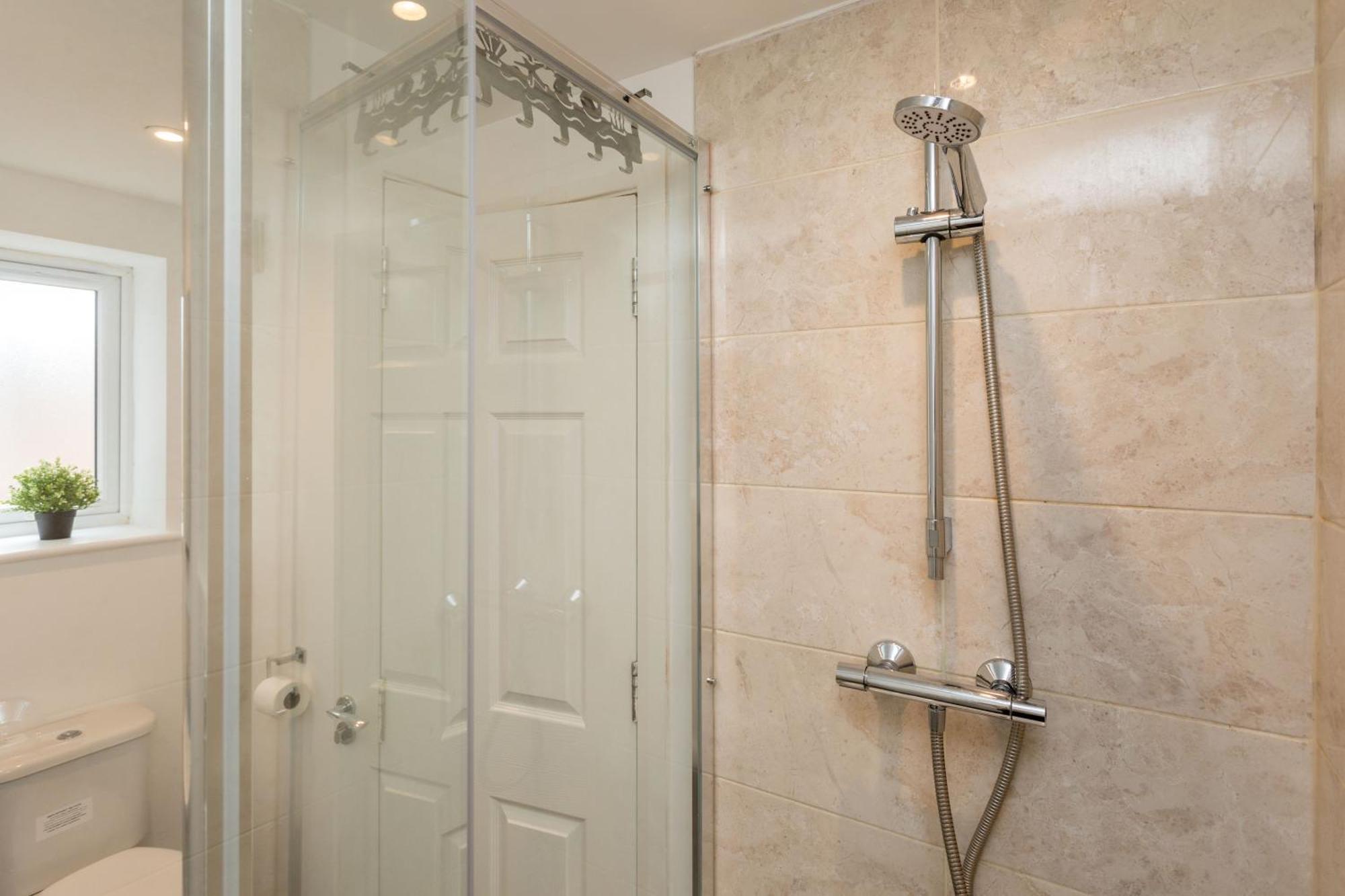 Flat 7- Spacious Studio Flat In The Heart Of Crawley Εξωτερικό φωτογραφία