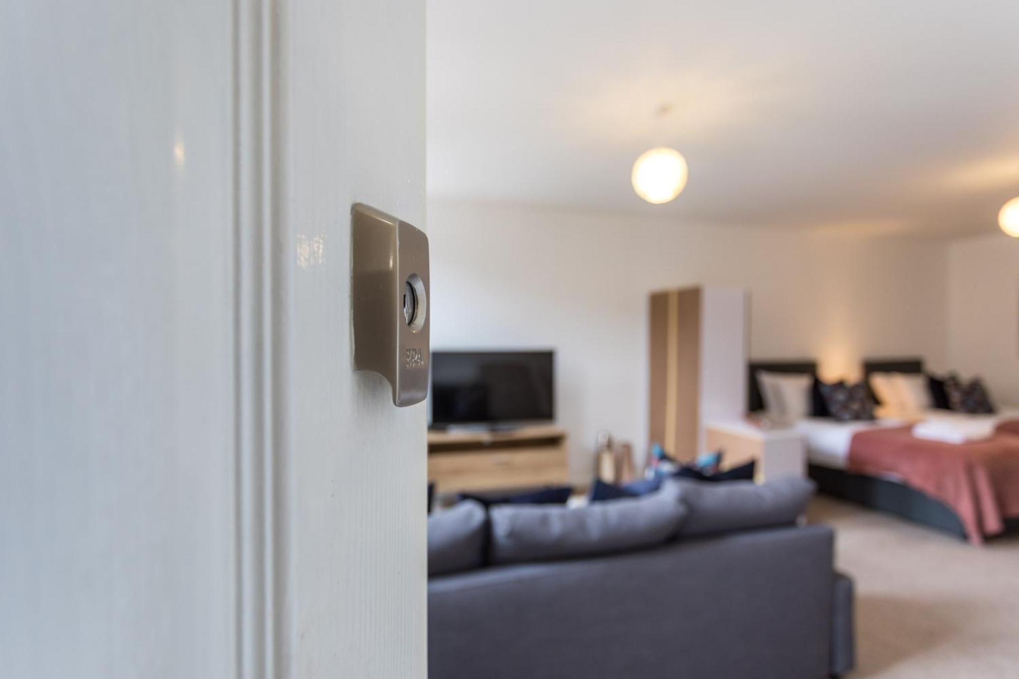 Flat 7- Spacious Studio Flat In The Heart Of Crawley Εξωτερικό φωτογραφία