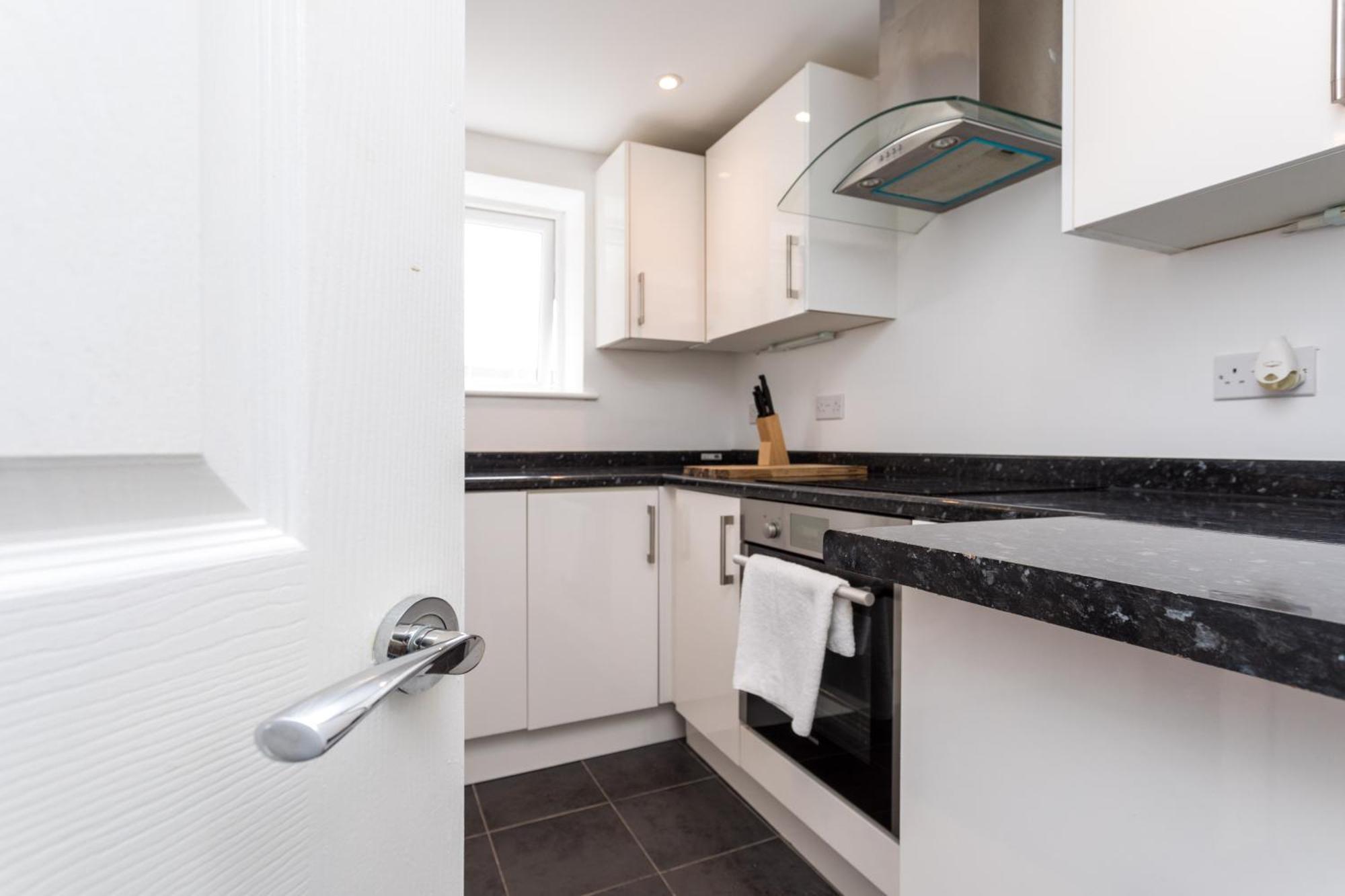Flat 7- Spacious Studio Flat In The Heart Of Crawley Εξωτερικό φωτογραφία