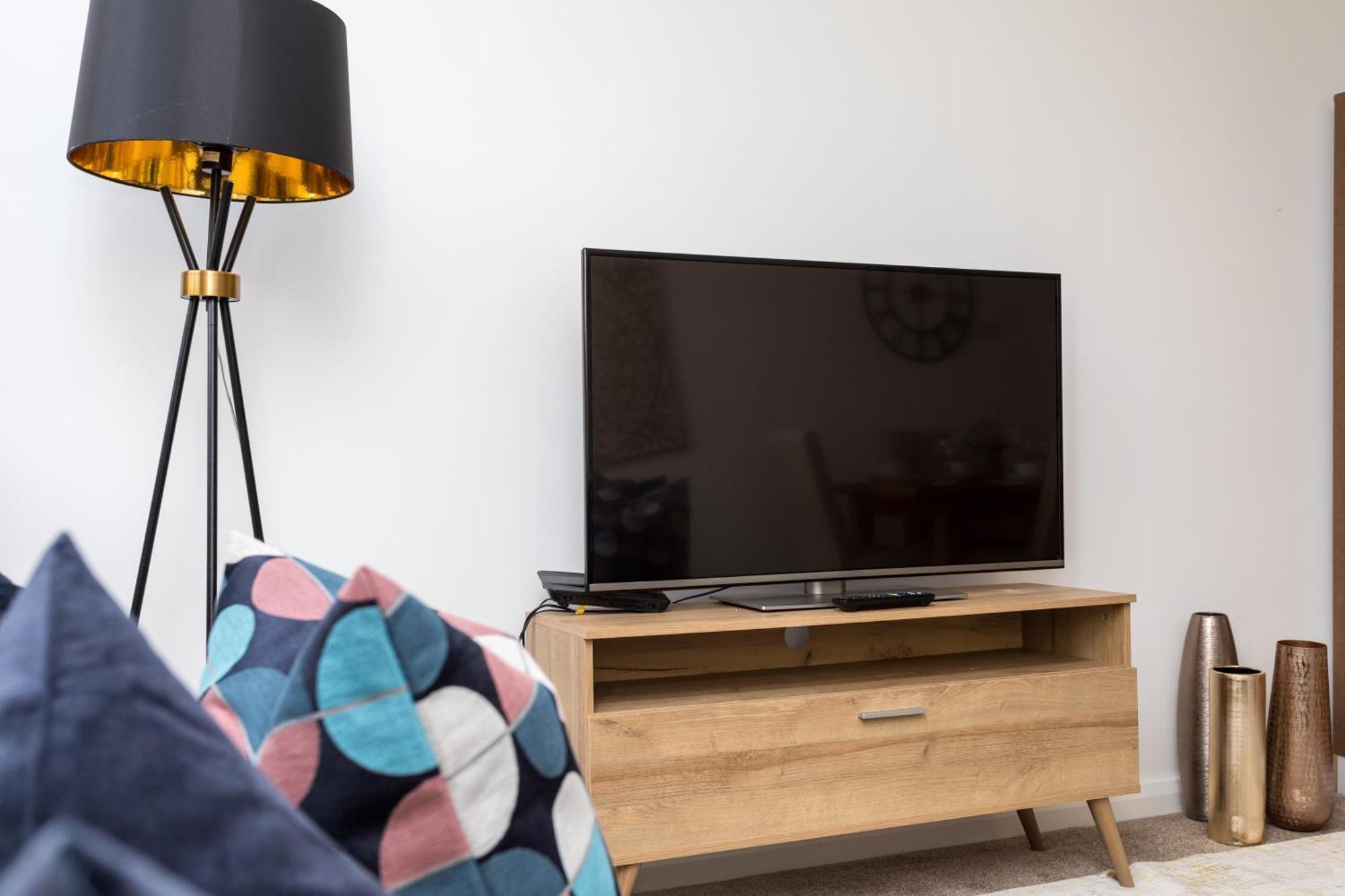 Flat 7- Spacious Studio Flat In The Heart Of Crawley Εξωτερικό φωτογραφία