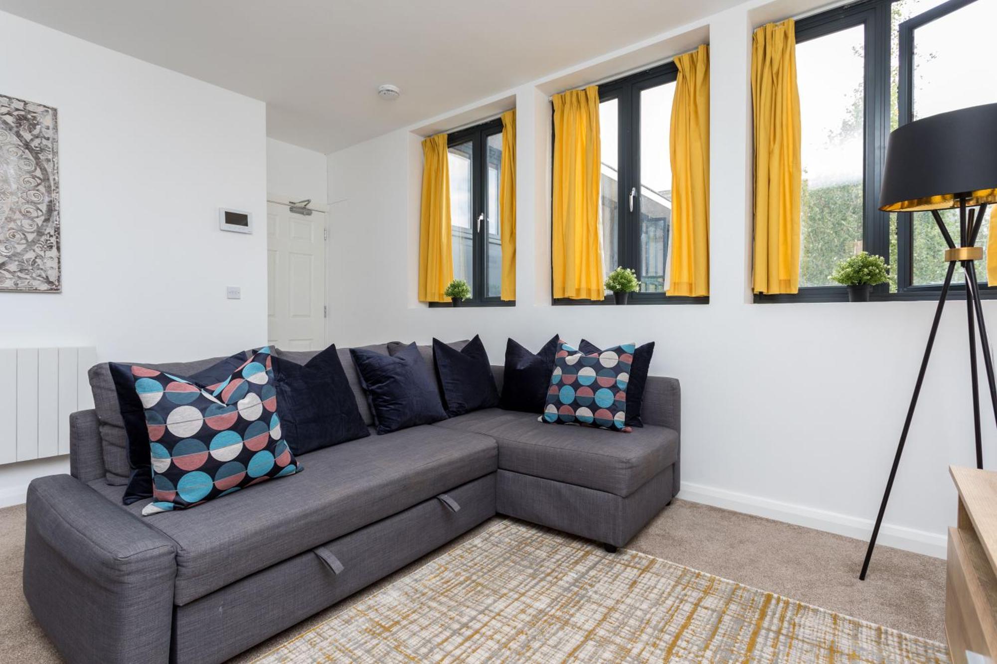 Flat 7- Spacious Studio Flat In The Heart Of Crawley Εξωτερικό φωτογραφία