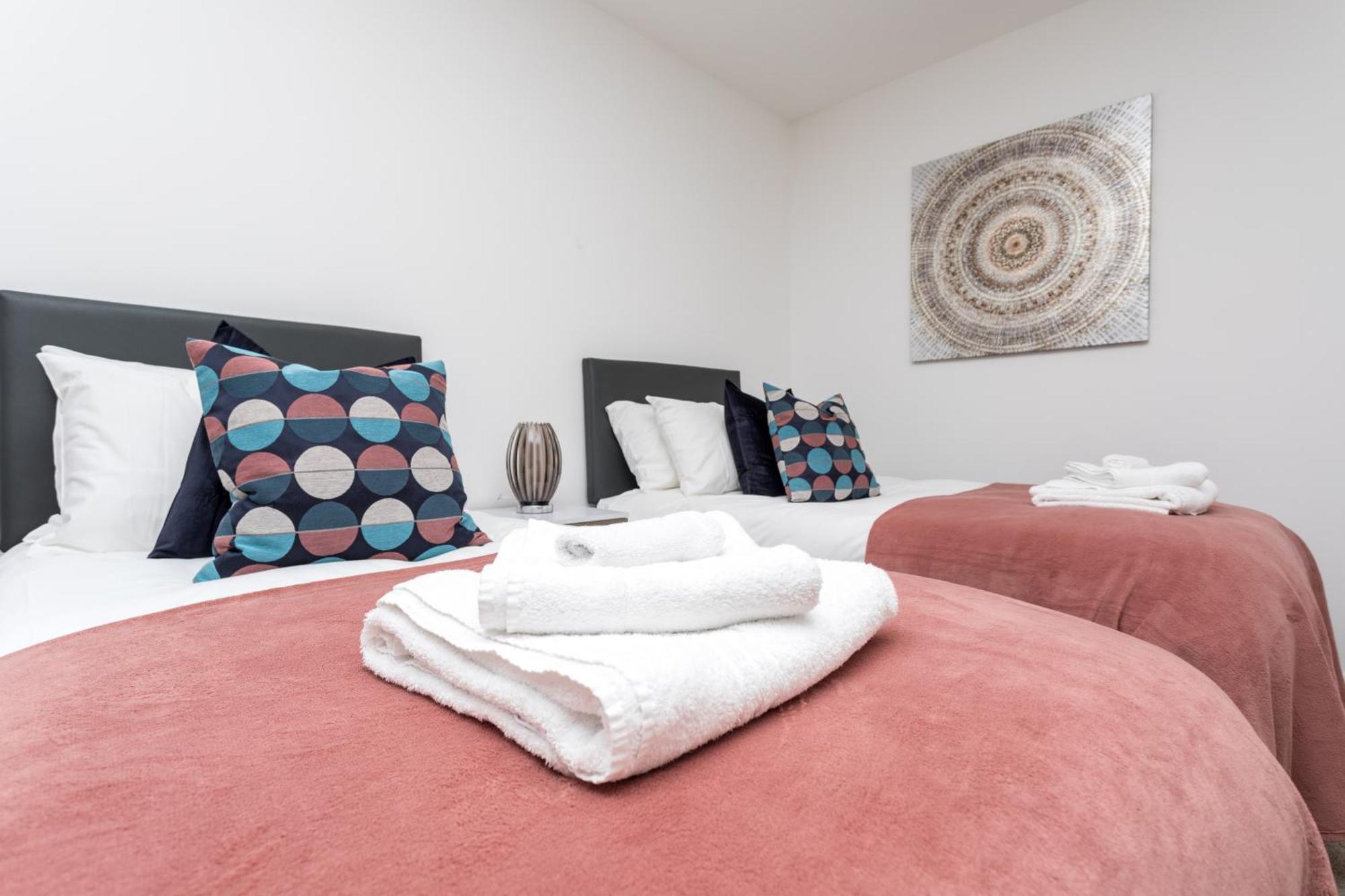 Flat 7- Spacious Studio Flat In The Heart Of Crawley Εξωτερικό φωτογραφία