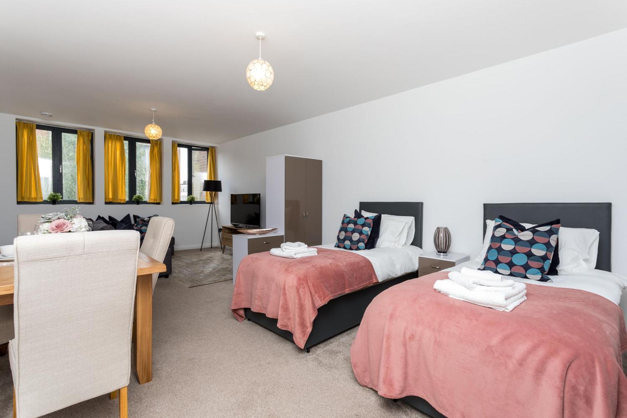 Flat 7- Spacious Studio Flat In The Heart Of Crawley Εξωτερικό φωτογραφία