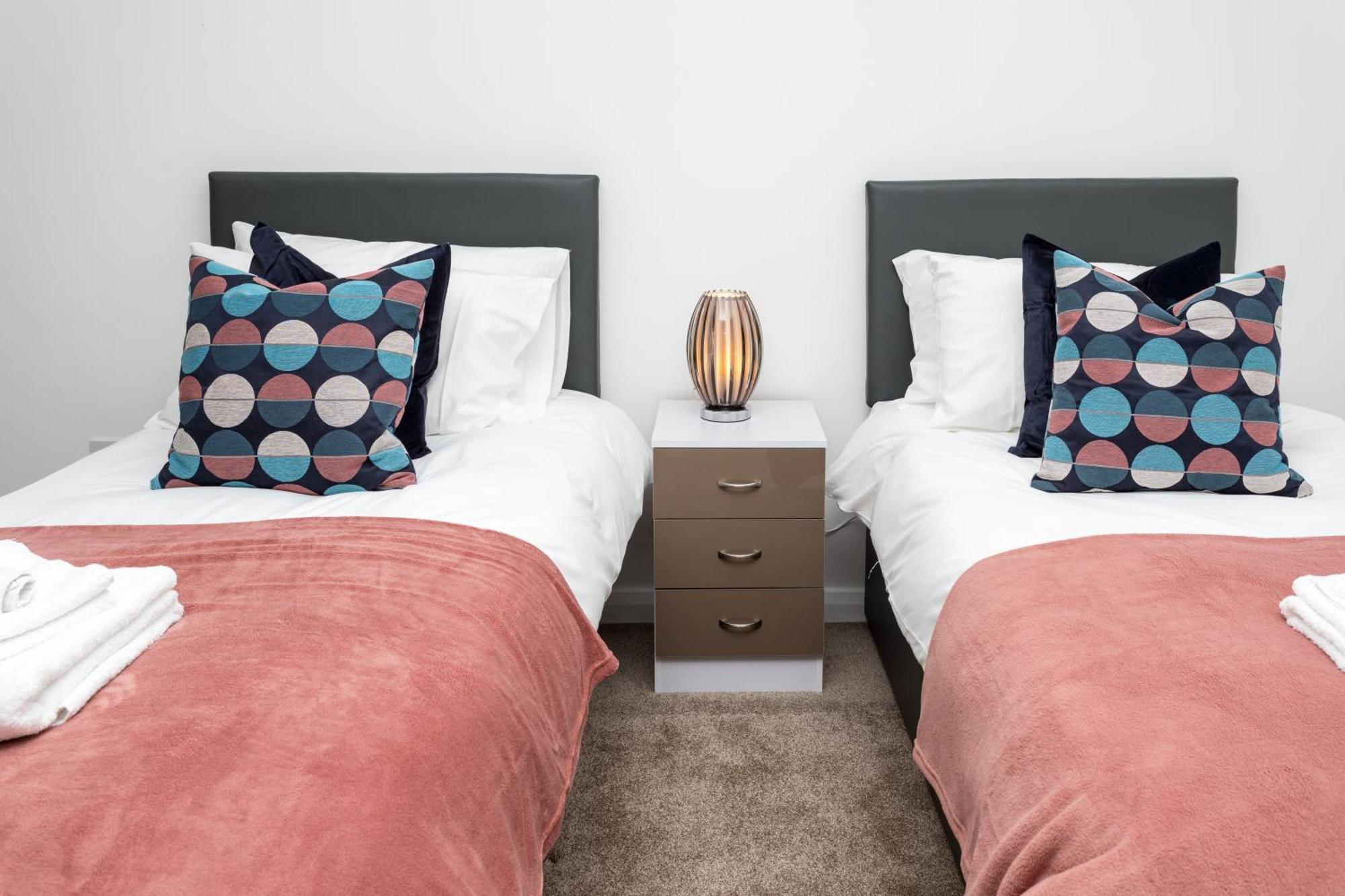 Flat 7- Spacious Studio Flat In The Heart Of Crawley Εξωτερικό φωτογραφία