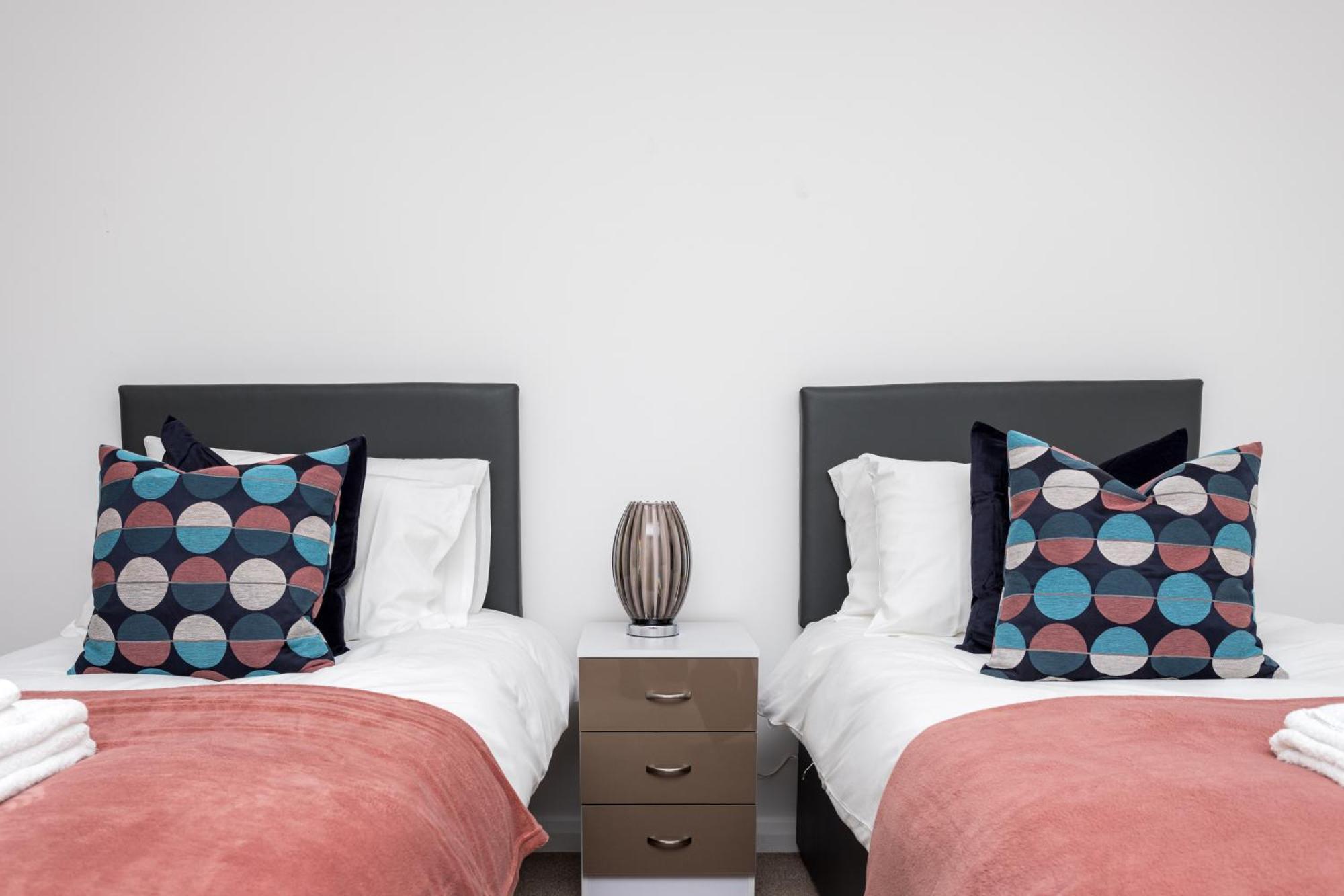 Flat 7- Spacious Studio Flat In The Heart Of Crawley Εξωτερικό φωτογραφία